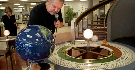 L’artiste Luc Laramée lance son horloge astronomique au Cégep de Trois-Rivières